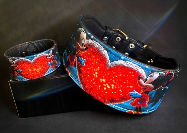 Zwei Mickey-Mouse-Halsbänder mit leuchtendem Herzdesign, eines in Blau und eines in Rot, auf schwarzem Hintergrund präsentiert.