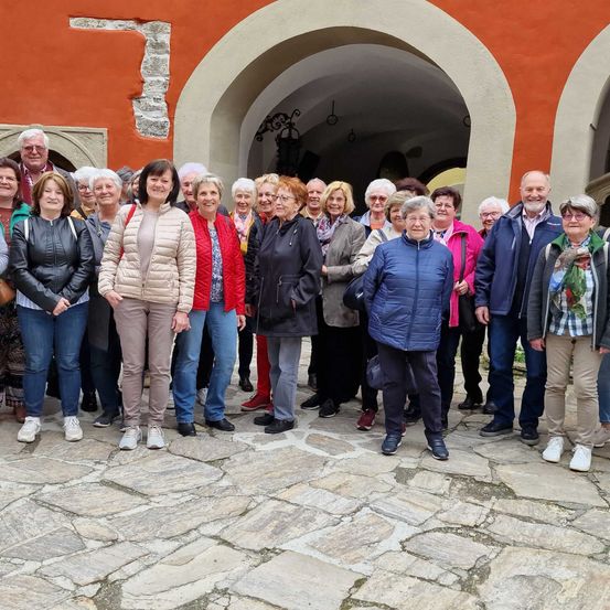 Bild enthält, Groupshot, Person, Coat, Handbag, Adult, Male, Man, Pants, People, Shoe