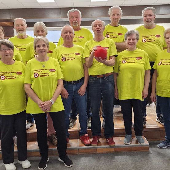 Bild enthält, Groupshot, Person, People, Pants, T-Shirt, Wristwatch, Glasses, Necklace, Adult, Man