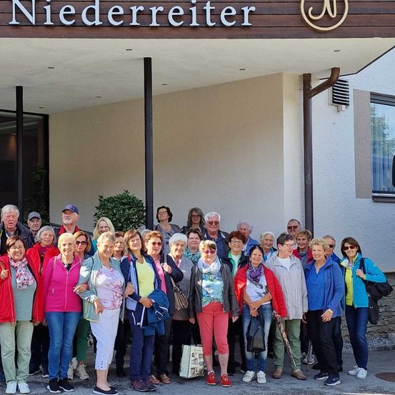 Bild enthält, College, Handbag, Coat, Shoe, Person, Bus, Glasses