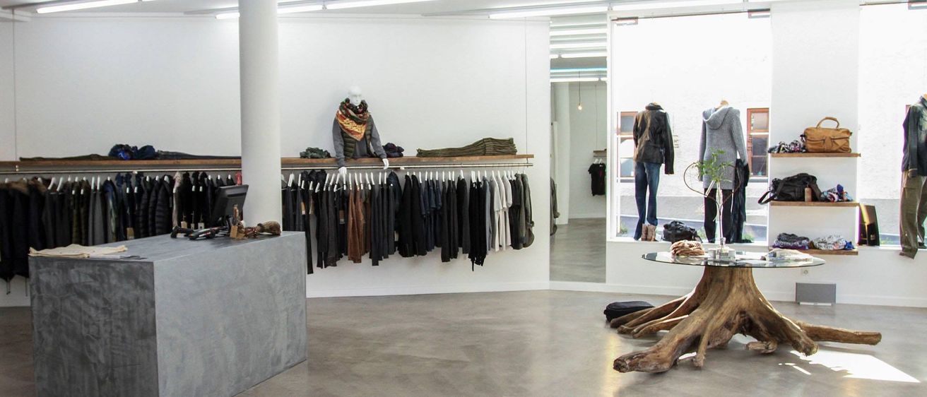 Bild enthält, Indoors, Boutique, Shop, Person, Coat, Shoe, Floor, Jeans, Handbag, Building