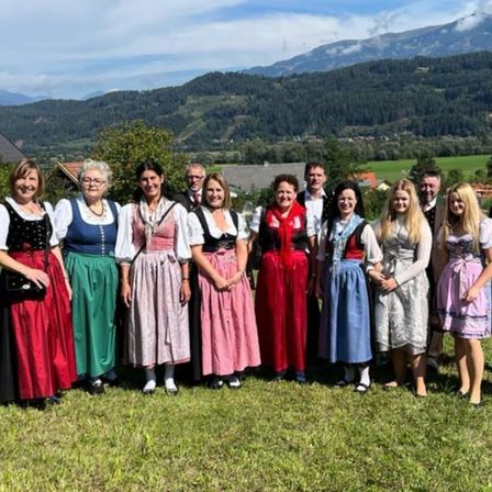 Bild enthält, Nature, Outdoors, Countryside, Rural, Adult, Female, Person, Woman, Groupshot, People