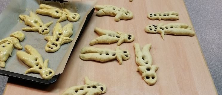 Bild enthält, Food, Sweets, Person, Bread, Blade, Knife, Weapon