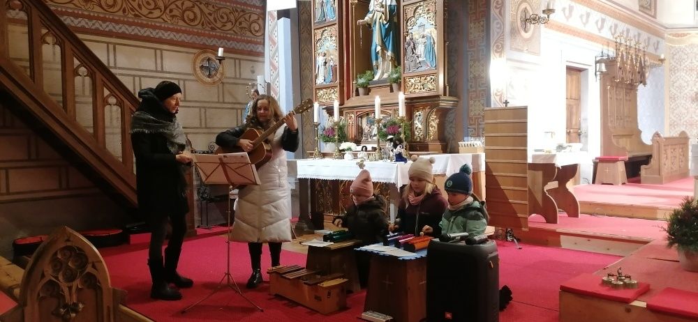 Bild enthält, Adult, Female, Person, Woman, Altar, Building, Prayer, Candle, Plant, Shoe