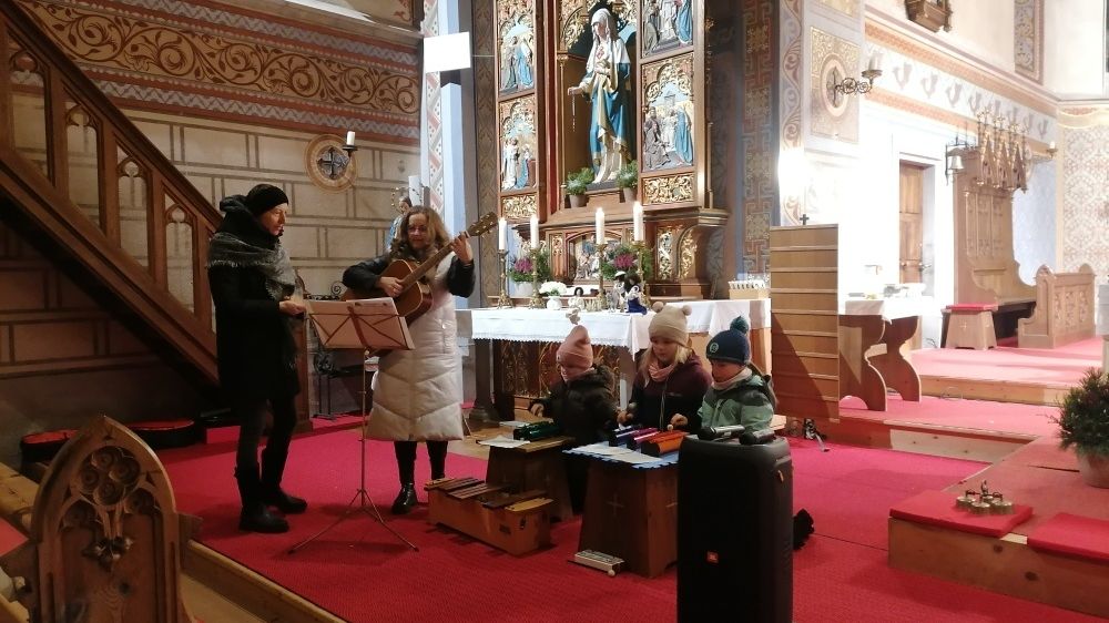 Bild enthält, Adult, Female, Person, Woman, Altar, Building, Prayer, Candle, Plant, Shoe