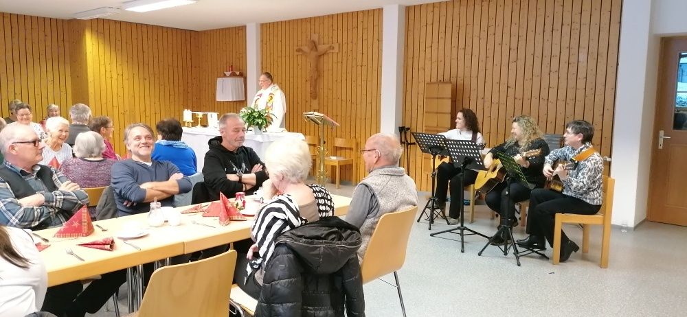 Bild enthält, People, Person, Crowd, Building, Adult, Male, Man, Indoors, Female, Woman