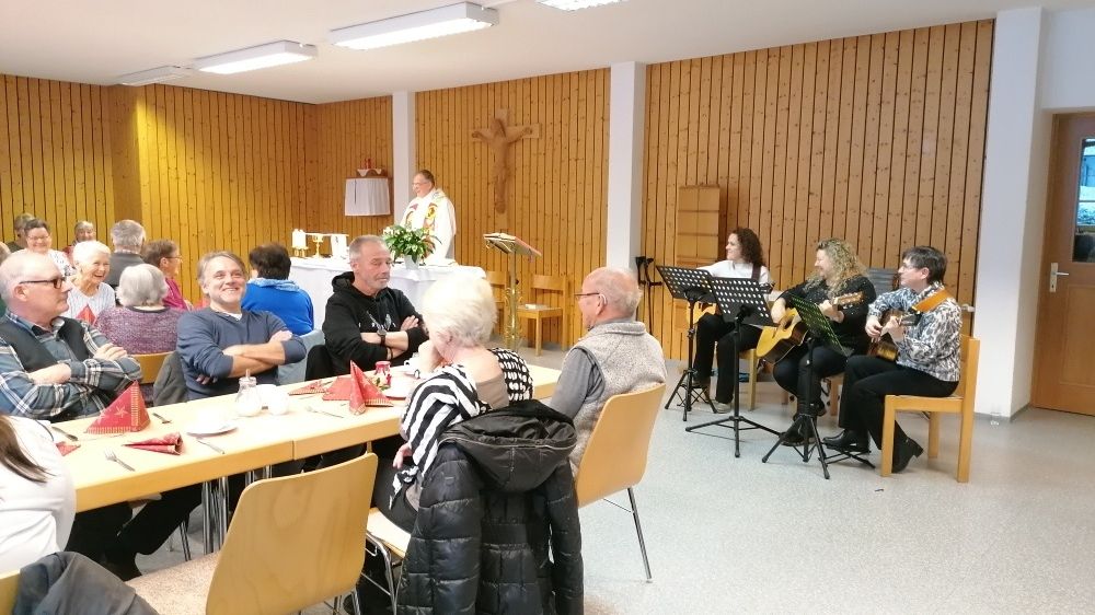 Bild enthält, People, Person, Crowd, Building, Adult, Male, Man, Indoors, Female, Woman