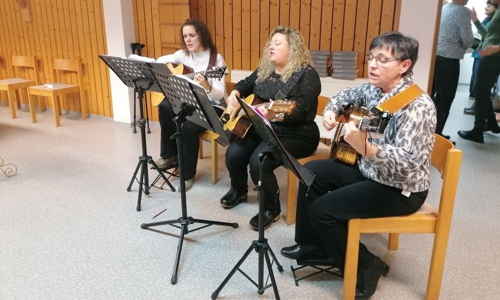 Adult, Female, Person, Woman, Male, Man, Guitar, Shoe, Chair, Glasses