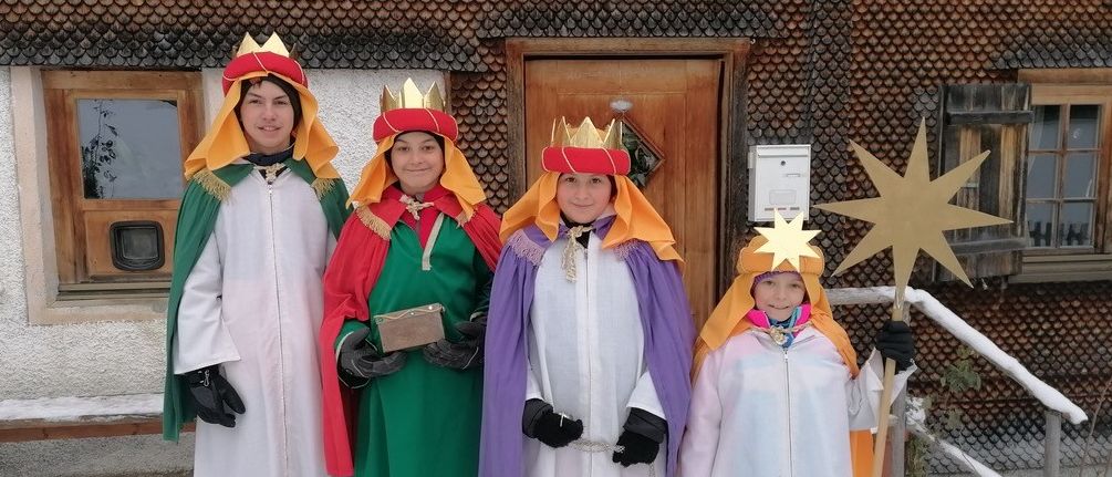 Bild enthält, Costume, Person, Shelter, Photography, Portrait, Adult, Female, Woman, Coat, People