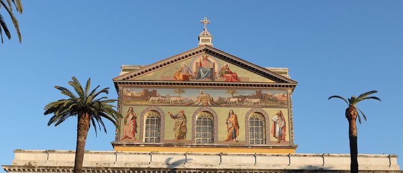 Bild enthält, Building, Palm Tree, Tree, Villa, Adult, Male, Man, Person, Monastery, City