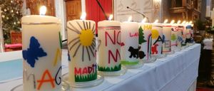 Bild enthält, Altar, Architecture, Building, Church, Prayer, Candle, People, Person