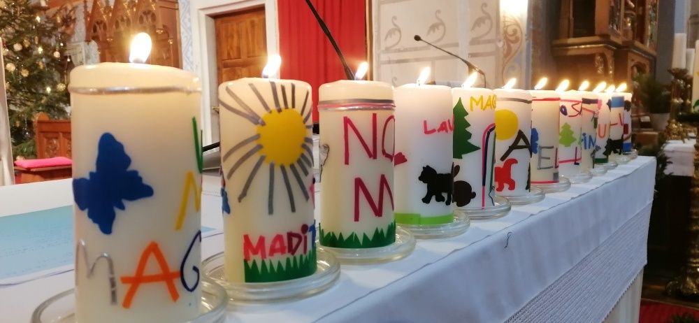 Bild enthält, Altar, Architecture, Building, Church, Prayer, Candle, People, Person