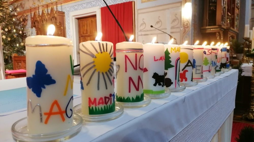 Bild enthält, Altar, Architecture, Building, Church, Prayer, Candle, People, Person