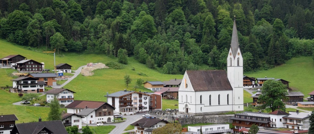 Bild enthält, Outdoors, Building, Nature, Countryside, Rural, Village, Housing, Car, House, Spire