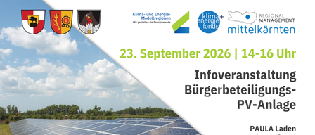 Eine Solarpanel-Installation auf einem Grasfeld mit blauem Himmel und Wolken. Die Paneele sind ordentlich angeordnet und miteinander verbunden. Ein blauer Kreis mit weißem Text 'TEILNAHME KOSTENLO'. Das Bild ist eine Werbung für ein Gemeinschafts-Solarprojekt.