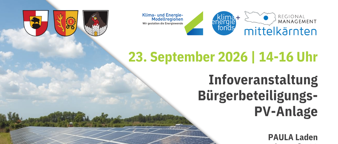 Eine Solarpanel-Installation auf einem Grasfeld mit blauem Himmel und Wolken. Die Paneele sind ordentlich angeordnet und miteinander verbunden. Ein blauer Kreis mit weißem Text 'TEILNAHME KOSTENLO'. Das Bild ist eine Werbung für ein Gemeinschafts-Solarprojekt.