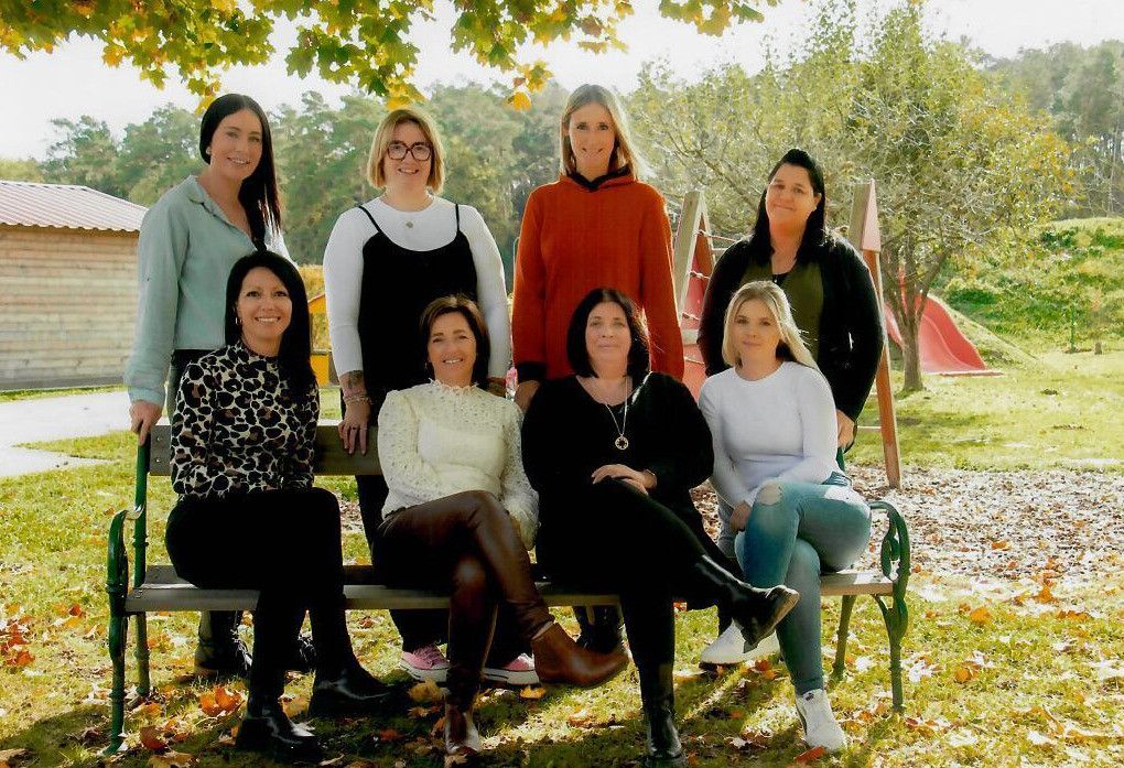 Bild enthält, People, Person, Blouse, Bench, Grass, Park, Groupshot, Adult, Female, Woman