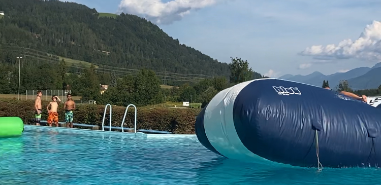 Bild enthält, Water, Person, Adult, Female, Woman, Diving, Pool, Swimming Pool