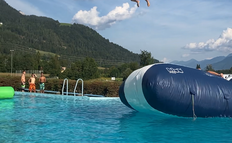 Bild enthält, Water, Person, Adult, Female, Woman, Diving, Pool, Swimming Pool