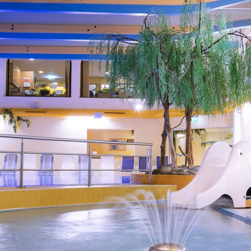 Bild enthält, Water, Floor, Fountain, Indoors, Bench, Furniture, Shopping Mall, Play Area, Person, Flooring