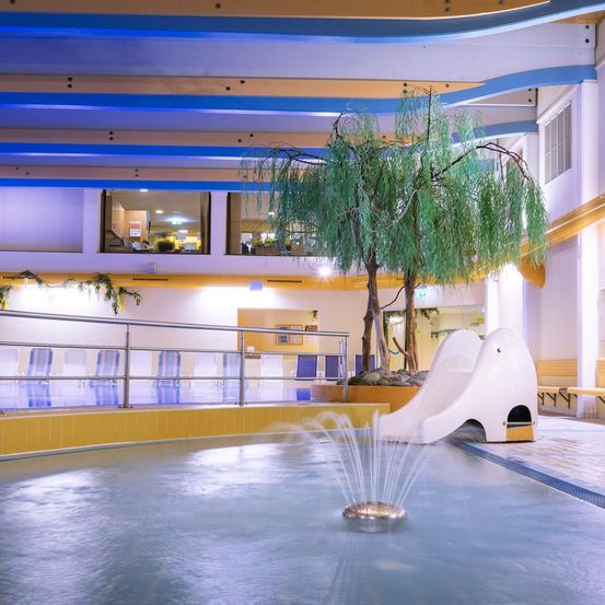Bild enthält, Water, Floor, Fountain, Indoors, Bench, Furniture, Shopping Mall, Play Area, Person, Flooring
