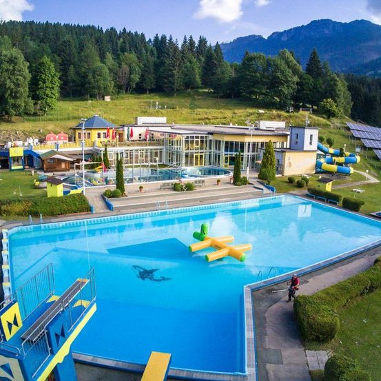 Bild enthält, Pool, Water, Hotel, Resort, Swimming Pool, Outdoors, Nature, Scenery, Aerial View, Person