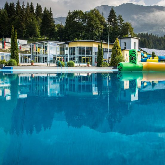 Bild enthält, Building, Hotel, Resort, Nature, Outdoors, Scenery, Pool, Swimming Pool, Water, Plant