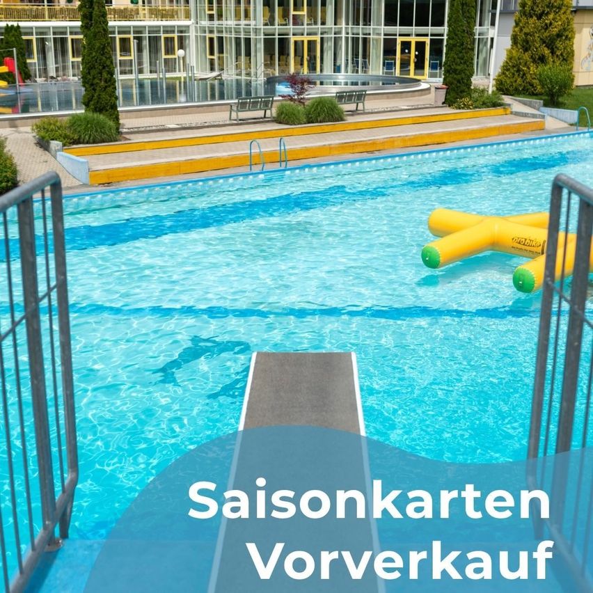 Ein Freibad mit einem gelben aufblasbaren Schwimmer und einem großen Gebäude im Hintergrund. Der Text auf dem Bild lautet Saisonkarten Vorverkauf.