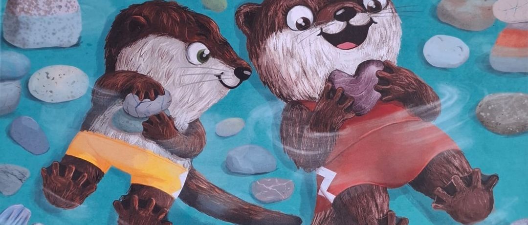 Zwei Otter schwimmen im Fluss mit Steinen um sie herum und lächeln. Der Titel ist 'Steine Steine'. Das Buchcover hat Lisa Gastager und Monika Suska am unteren Rand geschrieben.