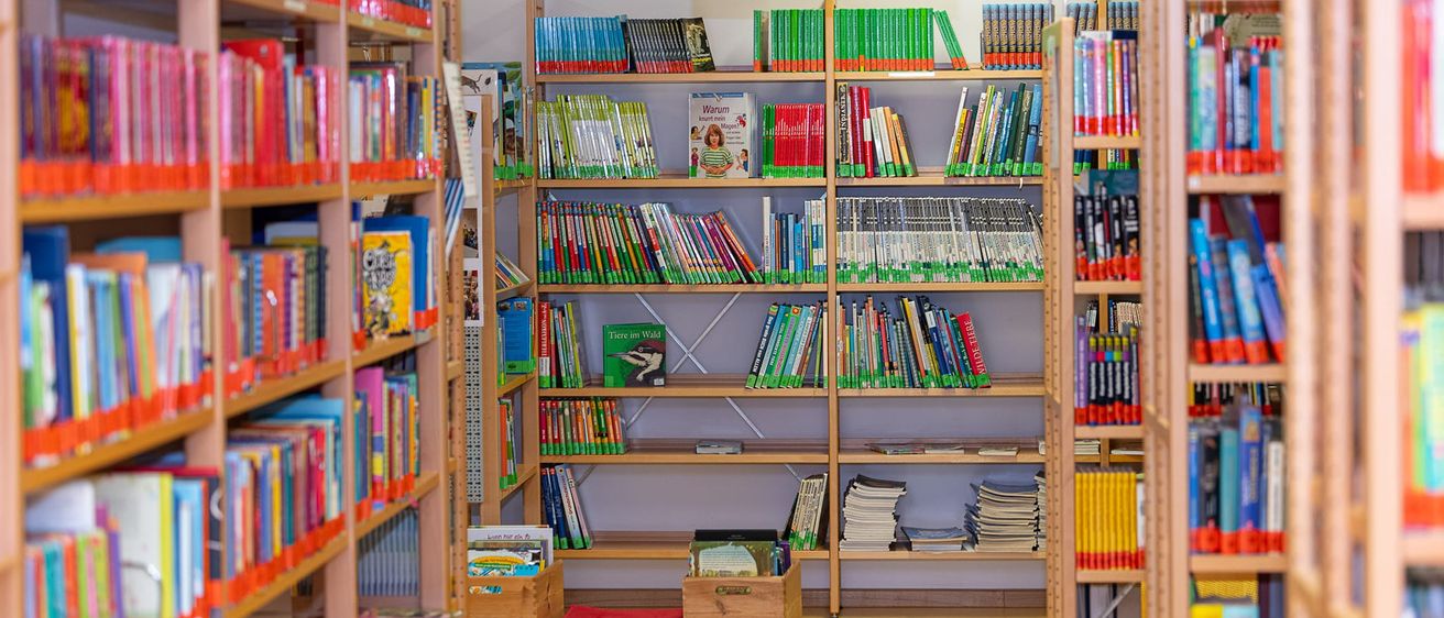 Bild enthält, Furniture, Book, Indoors, Library, Publication, Bookcase, Architecture, Building