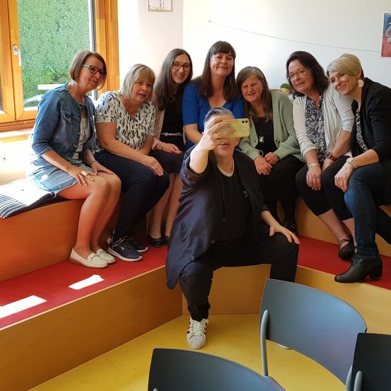 Bild enthält, People, Person, Pants, Portrait, Couch, Furniture, Adult, Female, Woman, Living Room