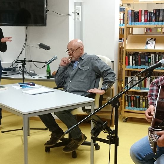 Bild enthält, Book, Publication, Library, Adult, Male, Man, Person, Female, Woman, Jeans