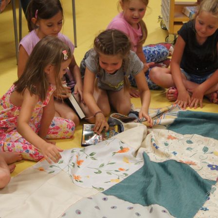 Bild enthält, Kindergarten, Child, Female, Girl, Person, Boy, Male, Face, Head, Hat