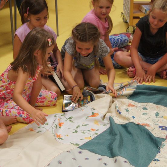 Bild enthält, Kindergarten, Child, Female, Girl, Person, Boy, Male, Face, Head, Hat