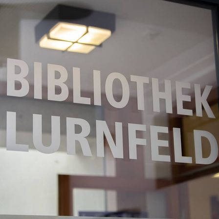 Bild enthält, Lighting, Architecture, Building, Ceiling Light, Sign, Symbol