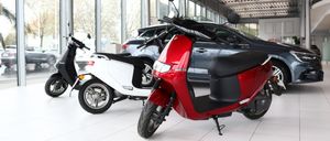 Bild enthält, Scooter, Transportation, Vehicle, Machine, Wheel, Car, Motorcycle, Motor Scooter