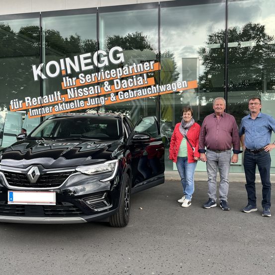 Bild enthält, Jeans, Pants, Jacket, Adult, Male, Man, Person, Car, Car Dealership, Shoe