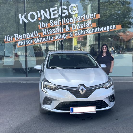 Bild enthält, Adult, Female, Person, Woman, Bumper, Vehicle, Car, Wheel, Advertisement, Face