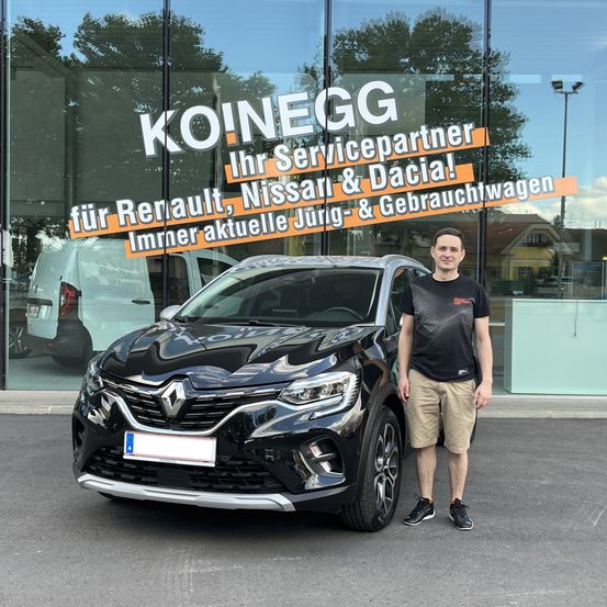 Bild enthält, Adult, Male, Man, Person, Shorts, Car, Shoe, Wheel, Alloy Wheel, Face