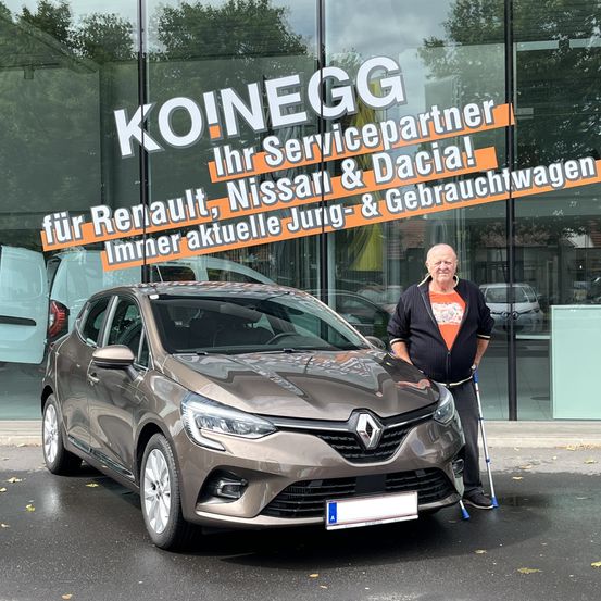 Bild enthält, Spoke, Alloy Wheel, Car, Tire, Vehicle, Wheel, Adult, Male, Man, Person