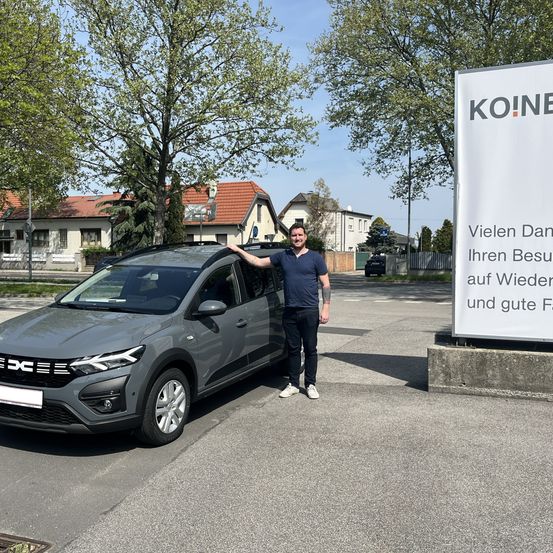 Bild enthält, Car, Adult, Male, Man, Person, Advertisement, Wheel, Jeans, Alloy Wheel, Shoe