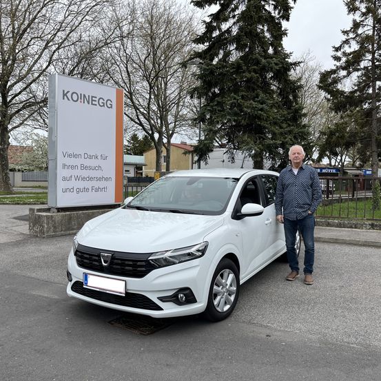 Bild enthält, Car, Transportation, Vehicle, Person, Jeans, Pants, Machine, Wheel, Shoe, Tree