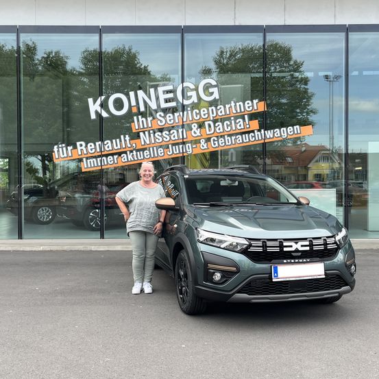 Bild enthält, Person, Car, Vehicle, Wheel, Alloy Wheel, Spoke, Car Dealership, Suv, Pants, Shoe