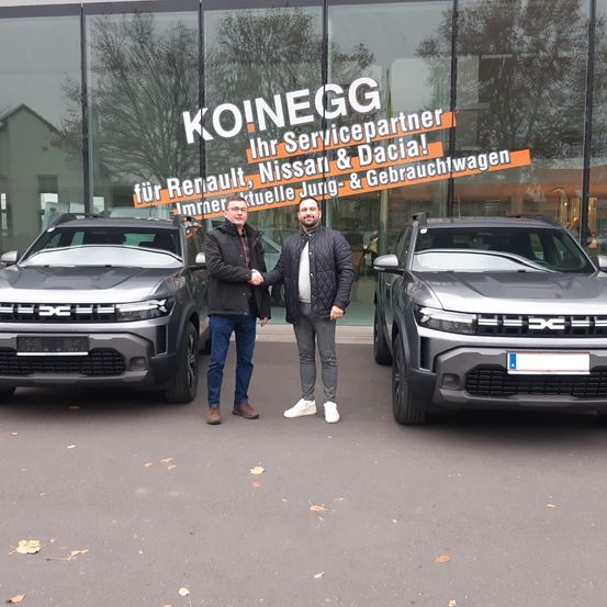 Bild enthält, License Plate, Adult, Male, Man, Person, Coat, Jacket, Car, Jeans, Car Dealership