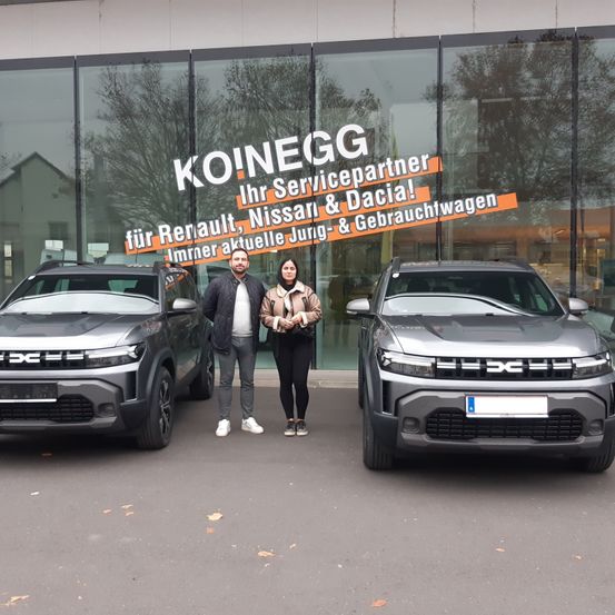 Bild enthält, License Plate, Car, Person, Car Dealership, Suv, Wheel, Coat, Alloy Wheel, Bumper, Sedan