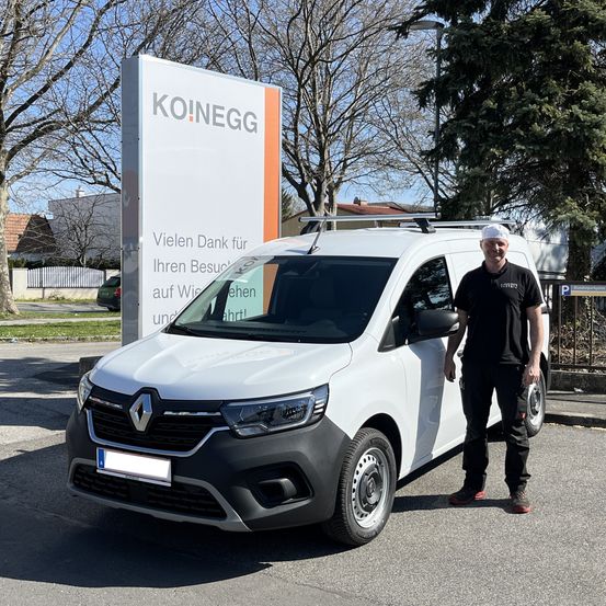 Bild enthält, Car, Vehicle, Adult, Male, Man, Person, Machine, Wheel, Shoe, Jeans