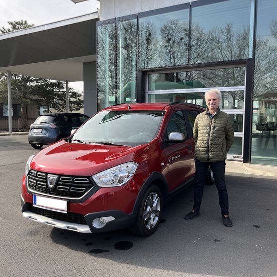 Bild enthält, Jacket, Car, Vehicle, Adult, Male, Man, Person, Jeans, Wheel, Shoe