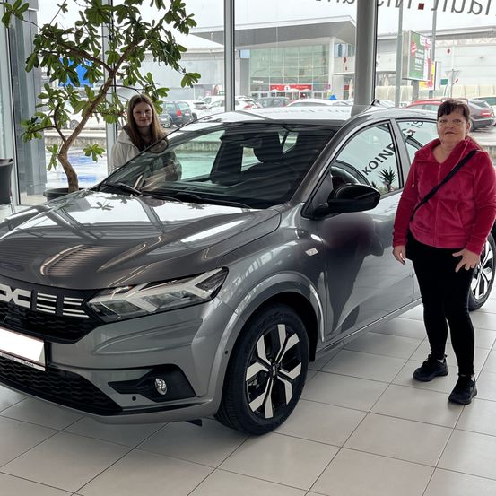 Bild enthält, Adult, Female, Person, Woman, Alloy Wheel, Car, Wheel, Male, Man, Shoe