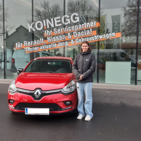 Bild enthält, Jacket, Adult, Male, Man, Person, Jeans, Car, Bumper, Car Dealership, Shoe