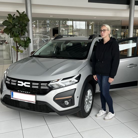 Bild enthält, Car, Car Dealership, Vehicle, Person, Coat, Jeans, Wheel, Shoe, Bumper, Face